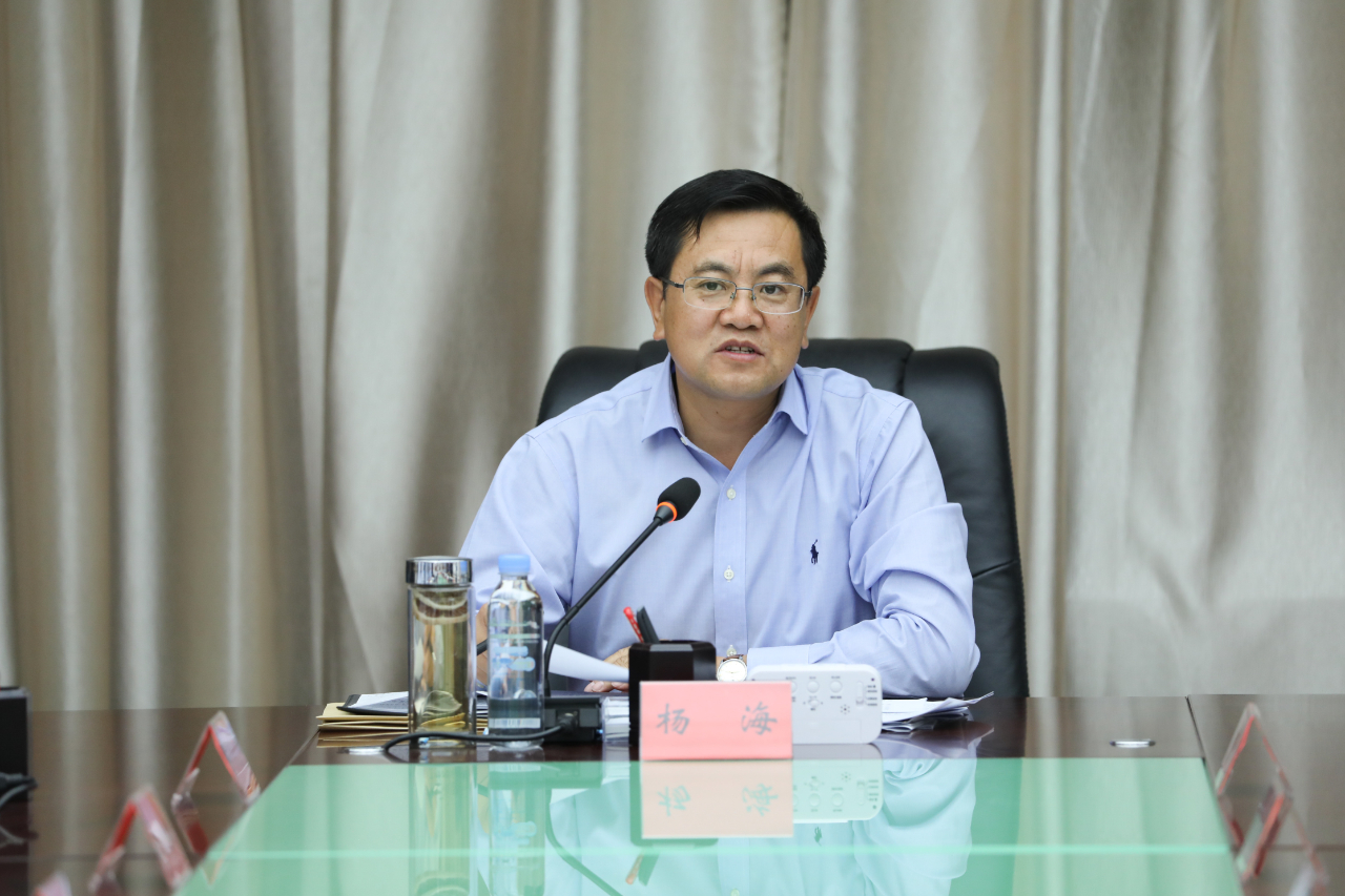 杨海主持召开旗委常委会会议